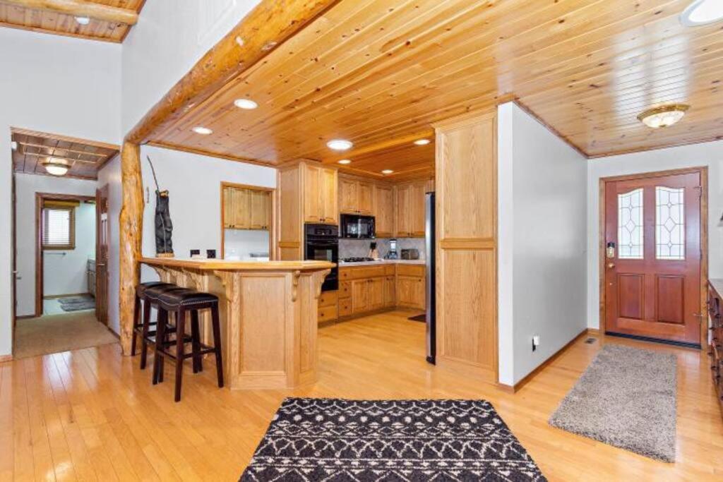 Custom Single Story Cabin With Jacuzzi Pool Table & Big Game Room With Arcade Games Big Bear Lake Eksteriør bilde