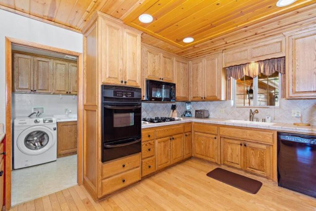 Custom Single Story Cabin With Jacuzzi Pool Table & Big Game Room With Arcade Games Big Bear Lake Eksteriør bilde
