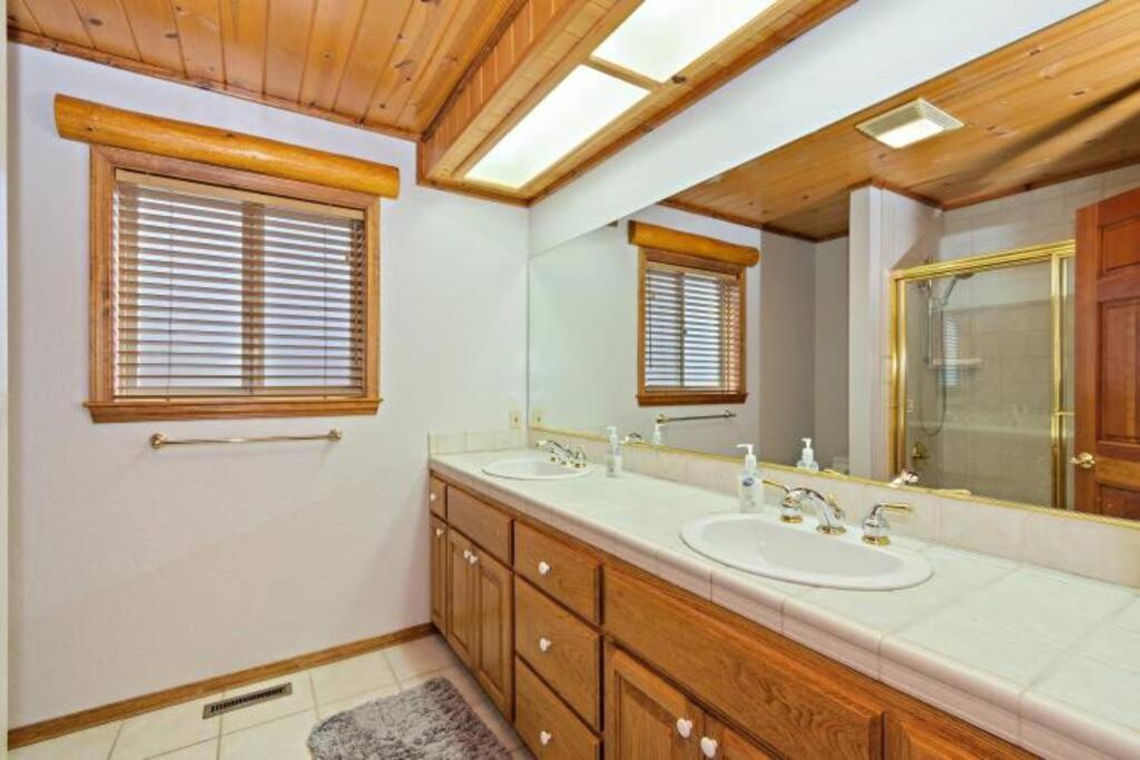Custom Single Story Cabin With Jacuzzi Pool Table & Big Game Room With Arcade Games Big Bear Lake Eksteriør bilde