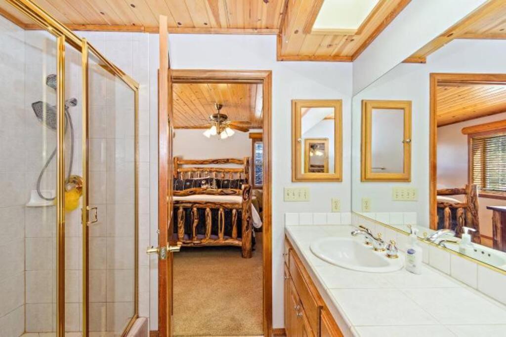 Custom Single Story Cabin With Jacuzzi Pool Table & Big Game Room With Arcade Games Big Bear Lake Eksteriør bilde